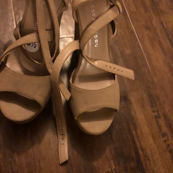 Beige Wedged shoes - Picture 2 of 6